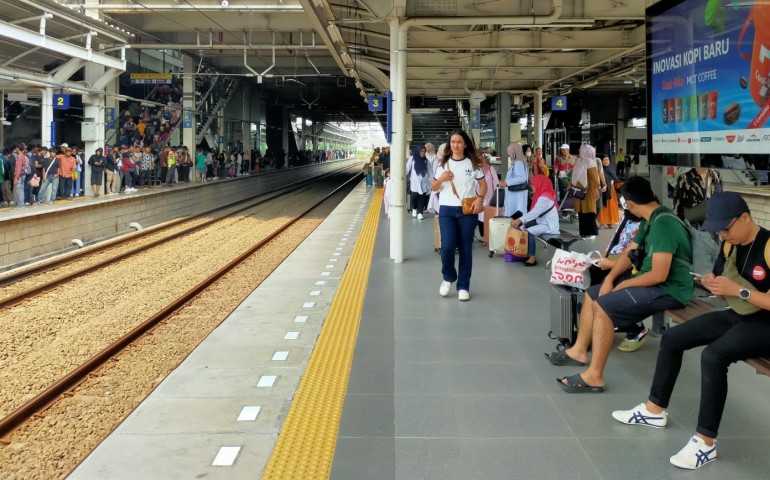 10 Kereta Api Gambir Berhenti di Jatinegara, Antisipasi Kepadatan Akibat Reuni Akbar 212