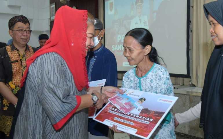 Wali Kota Semarang Hevearita Serahkan Bantuan Santunan Kematian 168 Ahli Waris