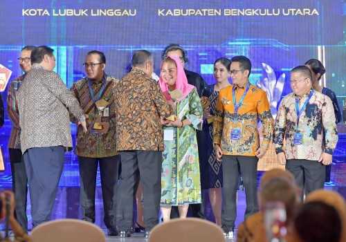 Pemkot Semarang Raih Predikat Tim TP2DD Terbaik Jawa-Bali dan Juara Program Unggulan P2DD Program GESIT