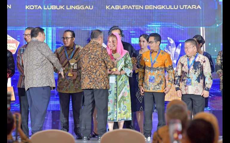 Pemkot Semarang Raih Predikat Tim TP2DD Terbaik Jawa-Bali dan Juara Program Unggulan P2DD Program GESIT
