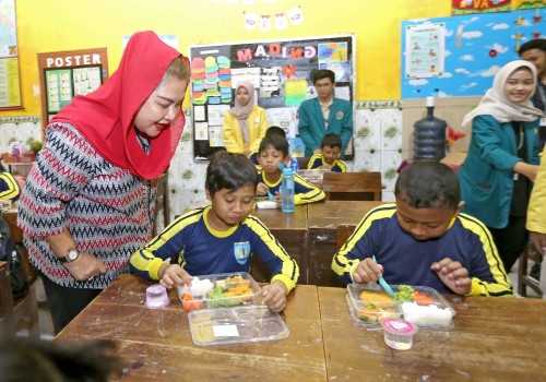 Wali Kota Semarang Hevearita Pastikan Menu Program Makan Siang  Kekinian dan Bergizi