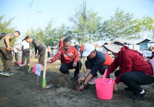 Peduli Kelestarian Laut, Pemkot Semarang Gelar Aksi Bersihkan Pantai Tirang