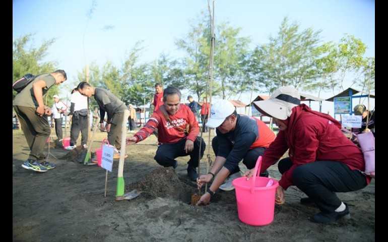 Peduli Kelestarian Laut, Pemkot Semarang Gelar Aksi Bersihkan Pantai Tirang