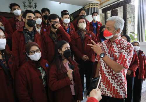 Puluhan Mahasiswa Teknik Undip Datangi Rumah Dinas Ganjar