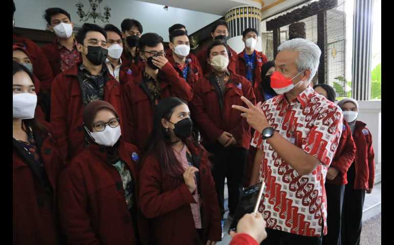 Puluhan Mahasiswa Teknik Undip Datangi Rumah Dinas Ganjar