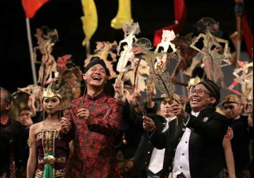 Hari Wayang Dunia; Dalang Sindhu Dapat Hadiah Handphone Dari Ganjar