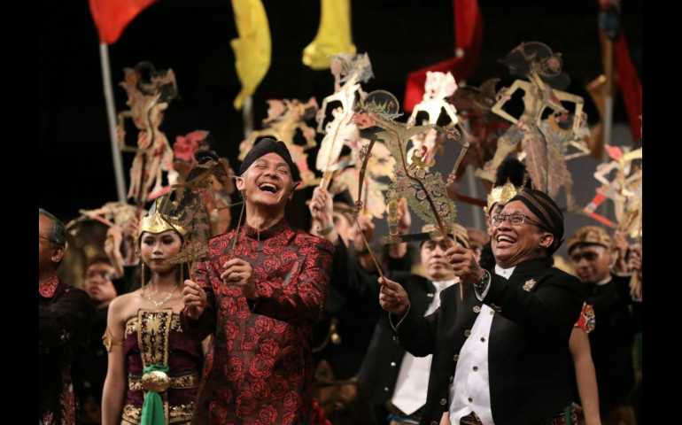 Hari Wayang Dunia; Dalang Sindhu Dapat Hadiah Handphone Dari Ganjar