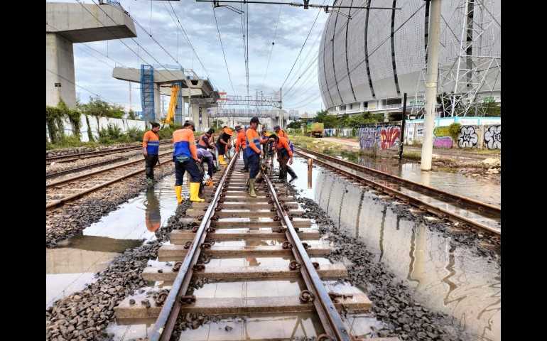 Solusi KAI Daop 1 Jakarta Menghadapi Banjir Rob: Penguatan Jalur Kereta Api yang Lebih Tahan Banjir