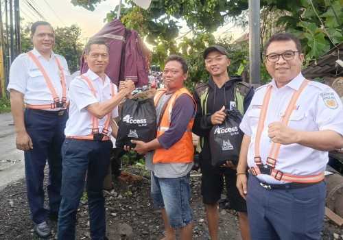 Bukti Kepedulian, KAI Daop 4 Semarang Santuni Penjaga Perlintasan Swadaya dengan Paket Sembako