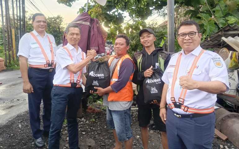 Bukti Kepedulian, KAI Daop 4 Semarang Santuni Penjaga Perlintasan Swadaya dengan Paket Sembako