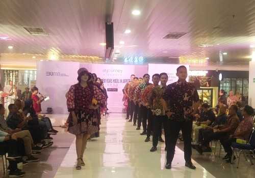 Fashion Show Batik "Trends New Years Model in Airport" Hibur Penumpang Bandara Jenderal Ahmad Yani Semarang