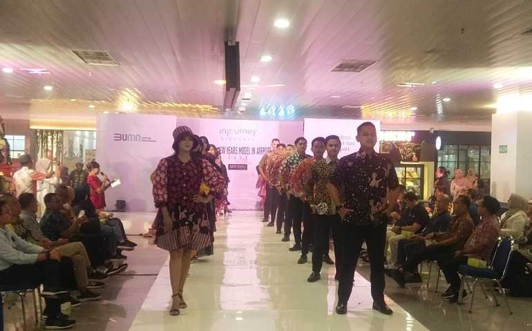 Fashion Show Batik "Trends New Years Model in Airport" Hibur Penumpang Bandara Jenderal Ahmad Yani Semarang