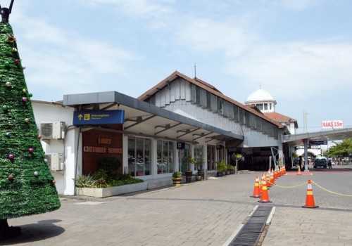 KAI Daop 4 Semarang Sambut Nataru dengan Dekorasi Natal Istimewa di Stasiun dan Kereta Api