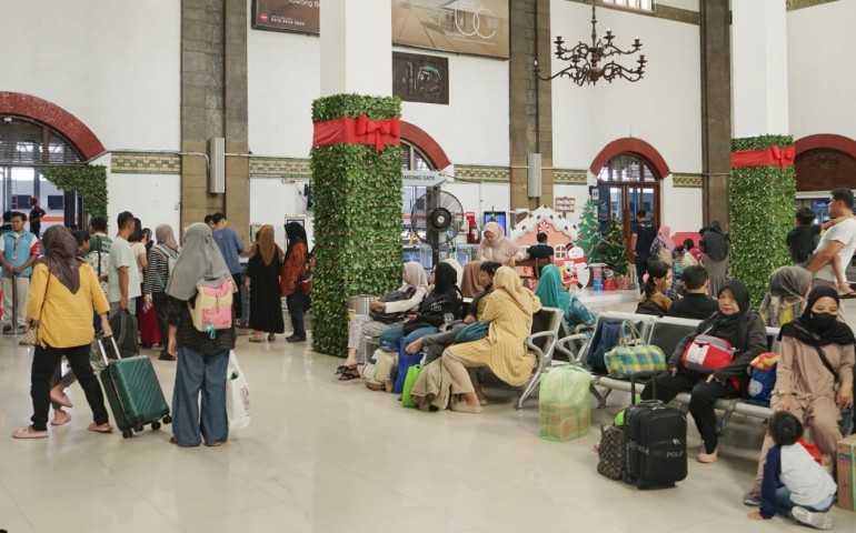 H+3 Tahun Baru, Penumpang Masih Padati Stasiun Daop 4 Semarang