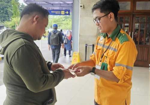 KAI Daop 4 Semarang Apresiasi Dedikasi KRDE Relawan Nataru, Ciptakan Kenyamanan Penumpang di Tengah Padatnya Arus Mudik