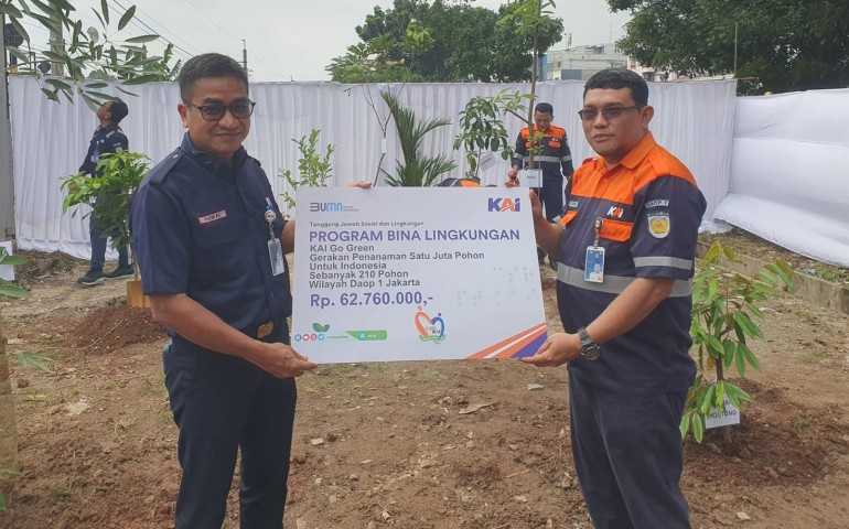 Hijaukan Jakarta, KAI Daop 1 Tanam 210 Pohon Wujudkan Target SDGs