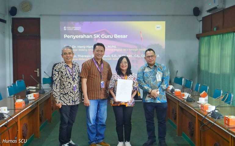 Dedikasi di Dunia Akademik, SCU Tambah Dua Guru Besar di Bidang TEFL dan Forensik Audit