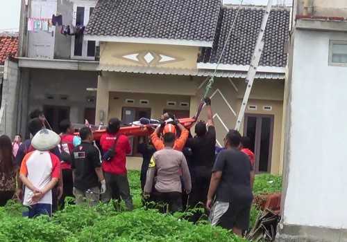 Evakuasi Dramatis Pekerja Bangunan yang Tersengat Listrik di Kendal