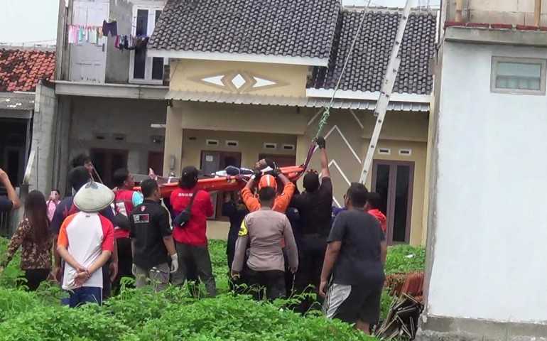 Evakuasi Dramatis Pekerja Bangunan yang Tersengat Listrik di Kendal