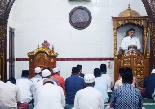 Ratusan Napi Lapas Semarang Gelar Sholat Gerhana