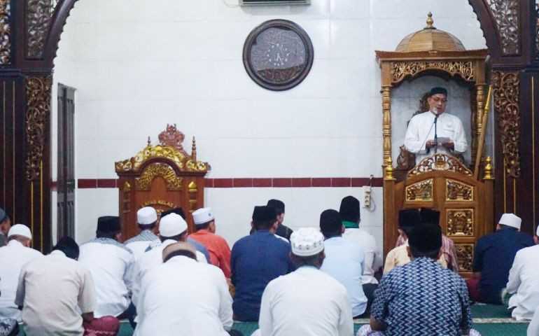 Ratusan Napi Lapas Semarang Gelar Sholat Gerhana