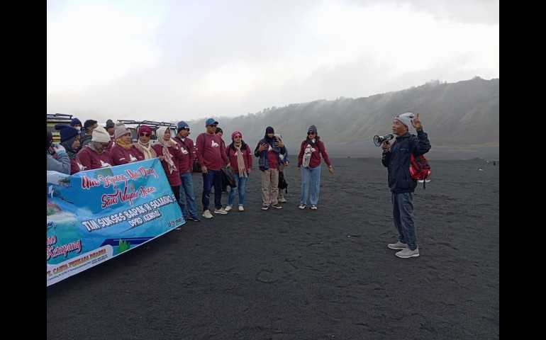 Nikmati Keindahan Gunung Bromo, Janji Sujarno dan Wisata Tim Pemenangan