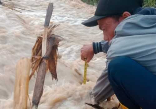 Perjalanan KA Terganggu Akibat Banjir di Petak Jalan Gubug - Karangjati, KAI Kerahkan Puluhan Petugas