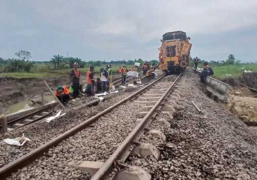 Hari Ketiga Penanganan Banjir di Grobogan, KAI Masih Terapkan Pola Operasi KA Memutar dan Batalkan Beberapa Perjalanan KA