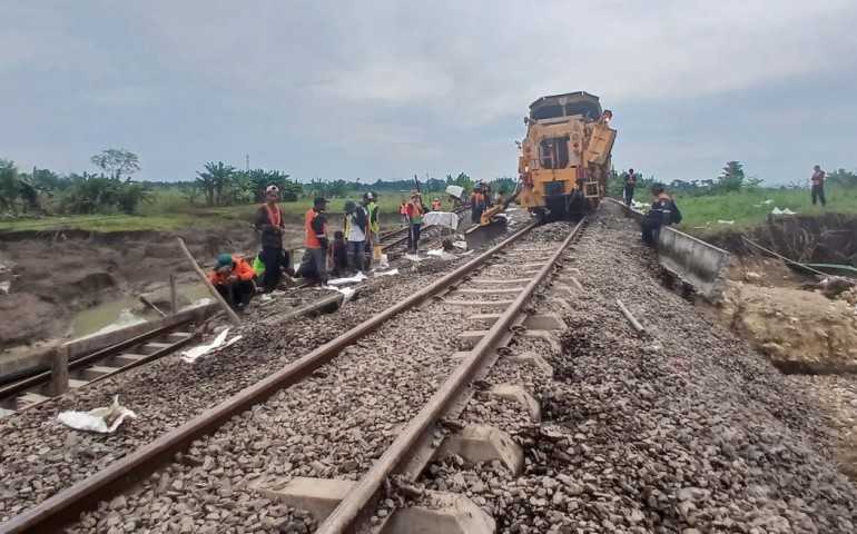 Hari Ketiga Penanganan Banjir di Grobogan, KAI Masih Terapkan Pola Operasi KA Memutar dan Batalkan Beberapa Perjalanan KA