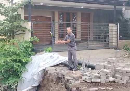 Jalan Ambles di Perumahan Permata Puri Semarang Semakin Meluas, Tiang Listrik Nyaris Roboh dan Ancam Keselamatan