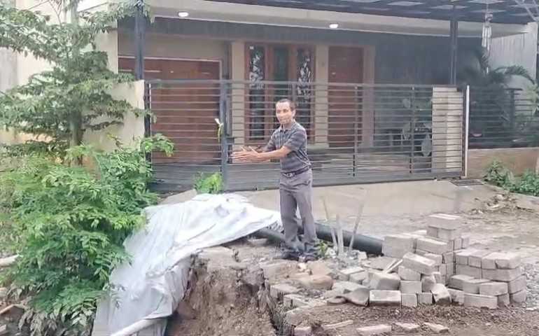 Jalan Ambles di Perumahan Permata Puri Semarang Semakin Meluas, Tiang Listrik Nyaris Roboh dan Ancam Keselamatan