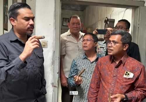 Menteri Maman dan Ferry Wawan Cahyono Tinjau Keunggulan Cerutu Temanggung