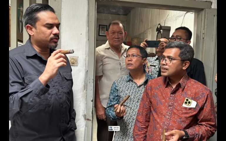 Menteri Maman dan Ferry Wawan Cahyono Tinjau Keunggulan Cerutu Temanggung