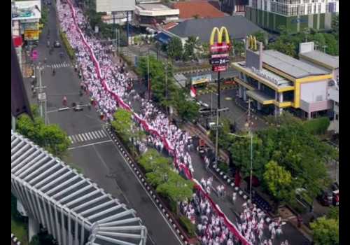 Meriahkan Hari Pahlawan di Kota Semarang, Kirab Bendera Merah Putih Terbentang di Sepanjang Jalan
