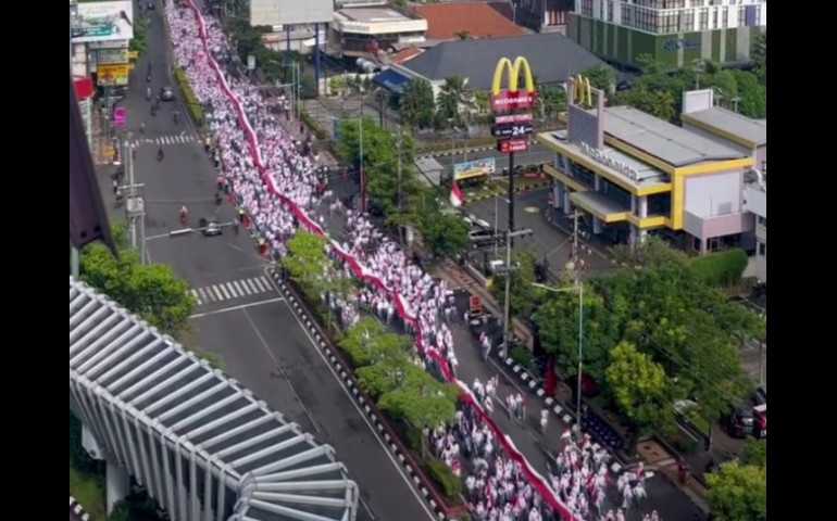 Meriahkan Hari Pahlawan di Kota Semarang, Kirab Bendera Merah Putih Terbentang di Sepanjang Jalan