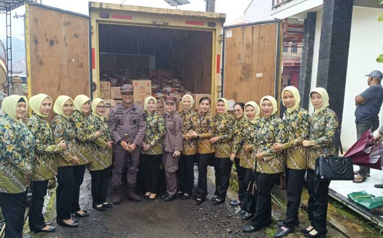 Kejagung, Kejati Jateng, dan IAD Jateng Tunjukkan Kepedulian dengan Salurkan Bantuan untuk Korban Longsor di Pekalongan