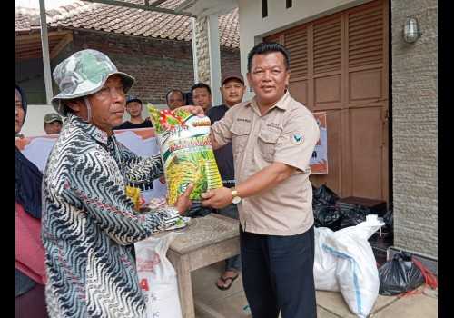 Koperasi Peternak Unggas Kendal Bantu 54 Warga Terdampak Banjir dengan Paket Sembako
