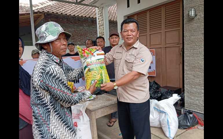 Koperasi Peternak Unggas Kendal Bantu 54 Warga Terdampak Banjir dengan Paket Sembako