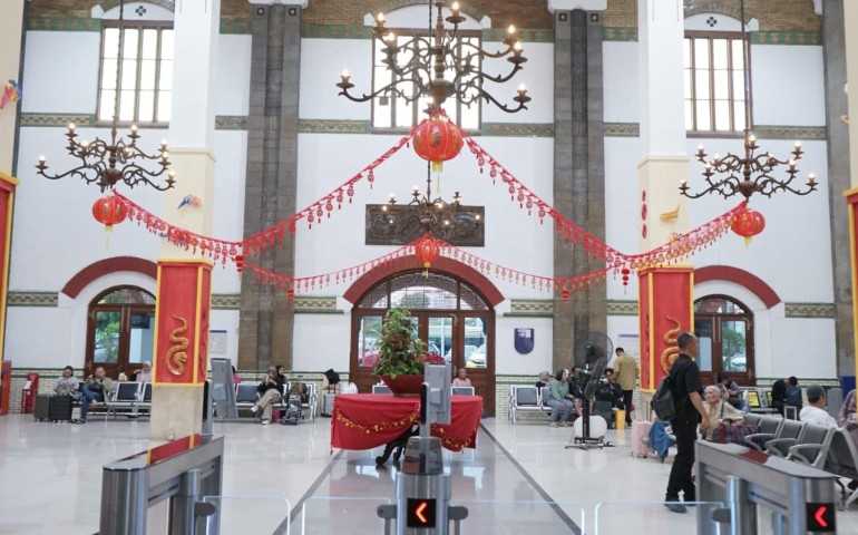 KAI Daop 4 Semarang Beri Kejutan dengan Pertunjukan Musik Khas Tionghoa di Stasiun Tawang