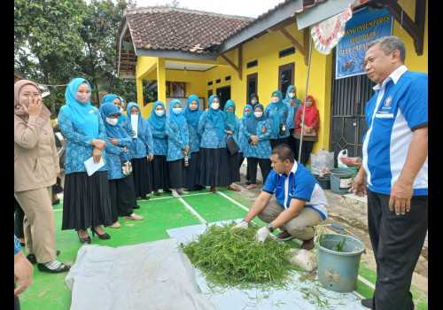Dosen FPP Undip Beri Pelatihan Ibu-Ibu PKK Pekalongan Olah Sampah Jadi Uang