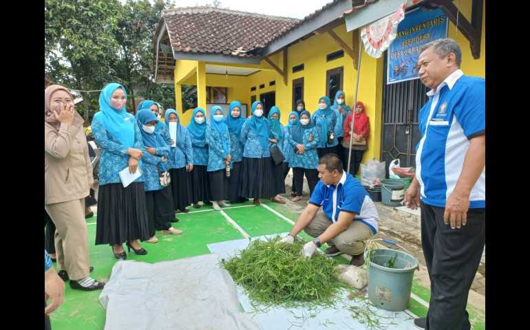 Dosen FPP Undip Beri Pelatihan Ibu-Ibu PKK Pekalongan Olah Sampah Jadi Uang