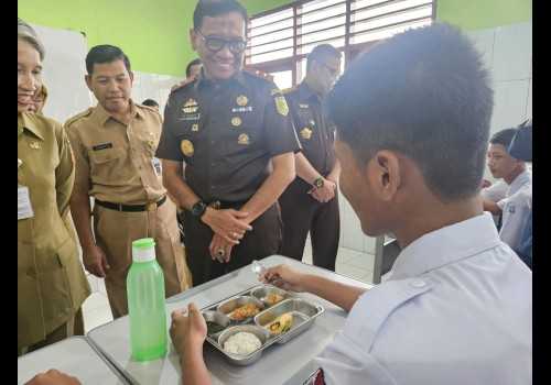 Kajati Ponco Lakukan Pengawasan dan Pengawalan Program MBG di SMA Negeri 4 Semarang