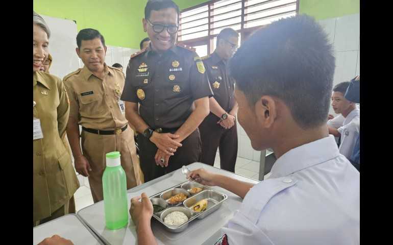Kajati Ponco Lakukan Pengawasan dan Pengawalan Program MBG di SMA Negeri 4 Semarang
