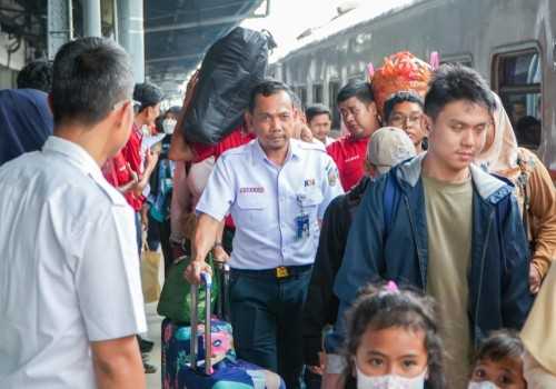 Dampak Banjir di Jalur Rel, Ratusan Pegawai KAI Turun Langsung Layani Penumpang