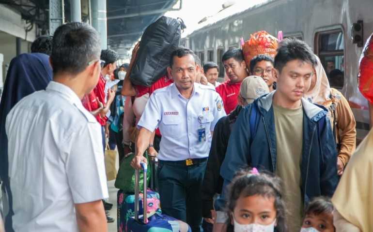 Dampak Banjir di Jalur Rel, Ratusan Pegawai KAI Turun Langsung Layani Penumpang