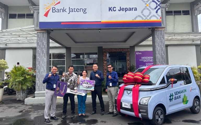 Pengusaha Mebel Dapatkan Hadiah Mobil Listrik Pada Undian Tabungan Bima Bank Jateng
