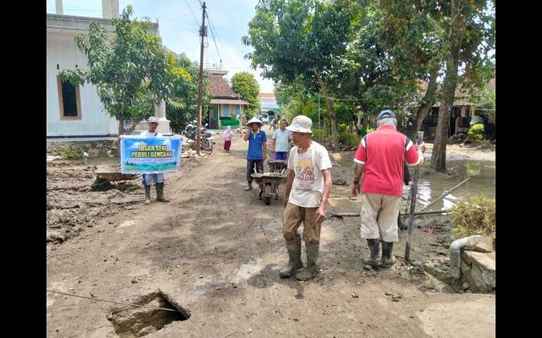 Seniman Kaliwungu Brangsong Bantu Bersihkan Lingkungan, Masyarakat Kendal Berterima Kasih