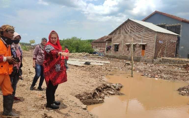 Tinjau Lokasi Bencana Banjir,  Plt Wali Kota Semarang Hevearita: Semoga Ini Jangan Terulang Lagi