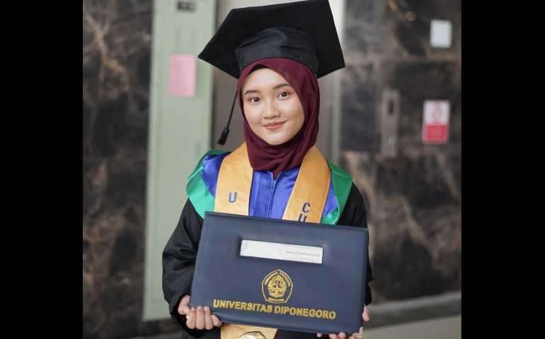 Dr. Annisa, Perempuan Pemberani dari Keluarga Sederhana yang Meraih Prestasi Luar Biasa di FK UNDIP