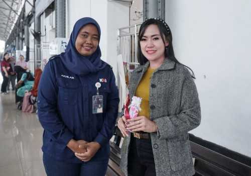 Rayakan Hari Kasih Sayang, KAI Daop 4 Semarang Bagikan Cokelat dan Bunga untuk Pelanggan di Stasiun Semarang Poncol